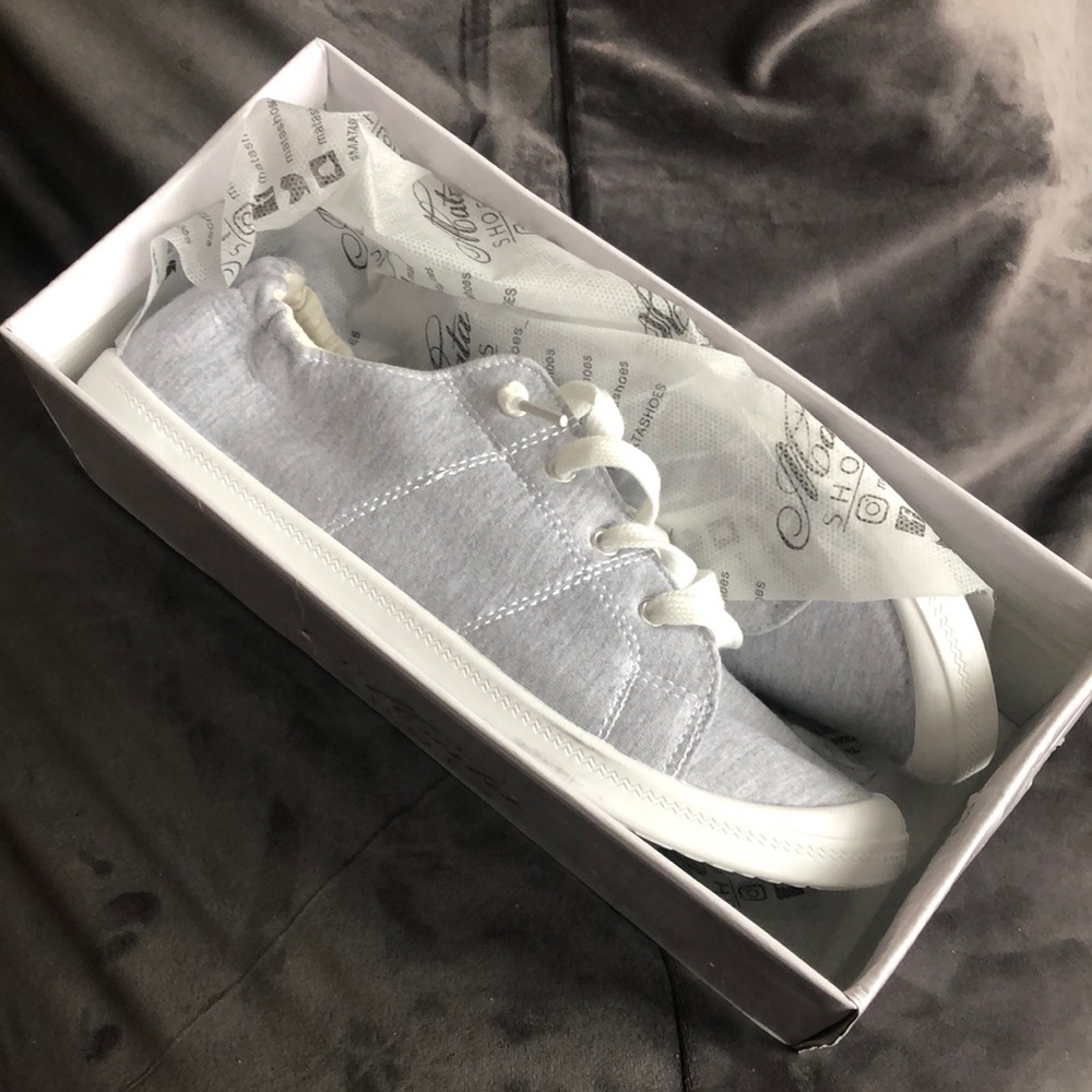 Brand new never worn Mata sneakers size 9 gray